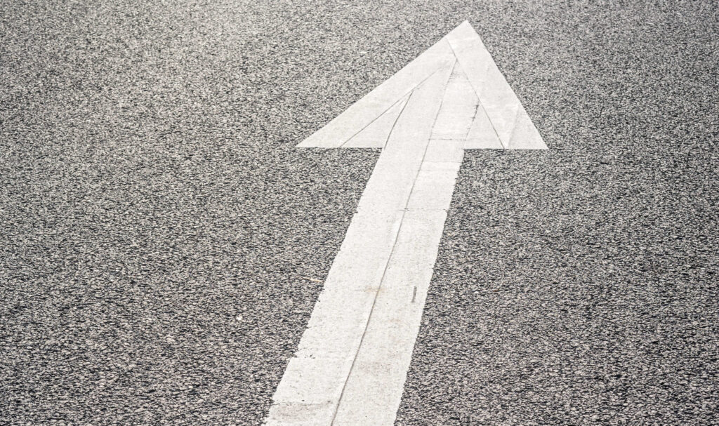 Flecha blanca indicando dirección