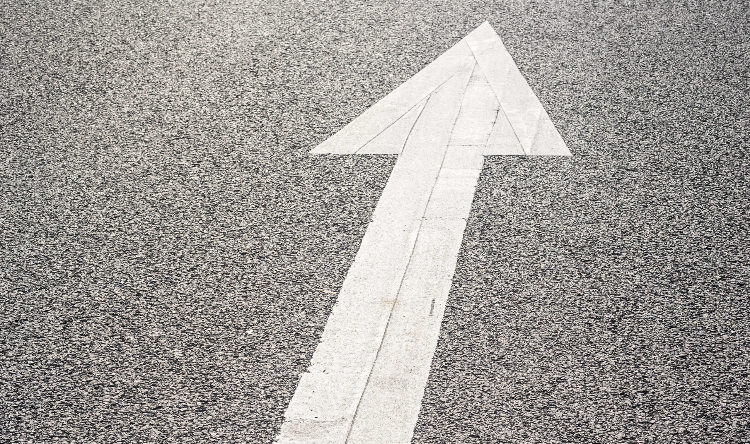 Flecha blanca indicando dirección